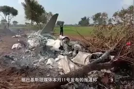 歼7战机惨烈坠毁，机身残骸遍地发动机粉碎，飞行员避开村庄牺牲视频封面