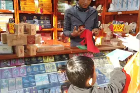 自驾游到大理 在古城内买到特别难抽的烟 感觉就像抽树叶视频封面