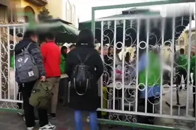 堪比安检！学校防止学生带手机，不仅翻箱，更要脱衣脱鞋！视频封面