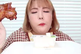 小姐姐吃大鸡腿，满脸的幸福表情，真是太享受了视频封面
