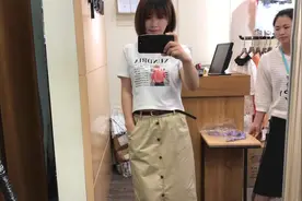 雨杨为参加堂弟婚礼，特意挑选几套衣服，最后一套感觉年轻了10岁