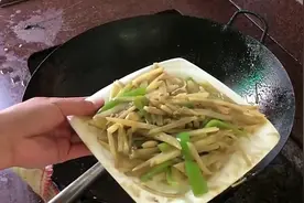 店里新请来个后厨，切菜工资要1500，老板今天让他试炒青椒土豆！视频封面