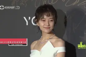 焦俊艳一改往日“假小子”造型，以一身白色抹胸长裙出席活动现场视频封面