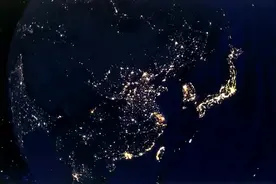 卫星地图地球夜景图：中国中东部最亮，印度分布均匀，美国最亮视频封面