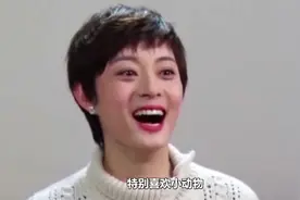孙俪太有爱心了，收养了好多小狗狗，看狗狗的眼神也太宠溺了吧！视频封面