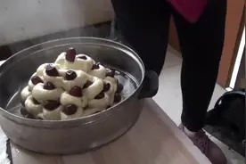过年蒸花糕，既是美食又是传统，看看农村媳妇蒸的花糕怎么样视频封面