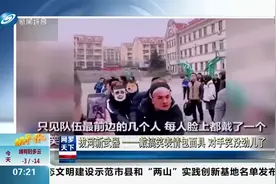 物理外挂，最为致命！戴搞笑表情包面具拔河，对手瞬间笑没了劲视频封面