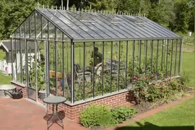 庭院里建造一间温室玻璃花房，高级美视频封面