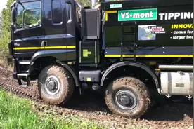8X8的TATRA卡车走泥路，考验轮胎抓地力的时候倒了视频封面
