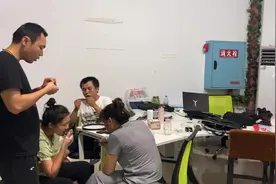 小菲刚吃完2小时肚子又饿了，难道二胎了吗视频封面