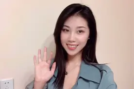 90后美女“空姐”直播带货，当试衣模特，我这个业余模特还OK吧？视频封面