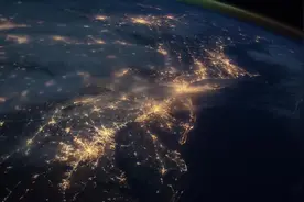 从太空看地球夜晚的灯光是什么样子的？视频封面