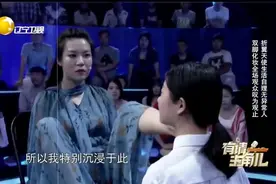 无臂女孩脚功了得，用脚给现场观众化妆，下一幕令人难以置信！视频封面