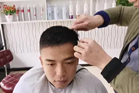 小伙长相不算俊俏 发型改造后 成功吸引了女孩子们的注意 帅呆了视频封面