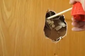 熊孩子把门碰了个大洞，看看如何修复木门上的破洞视频封面