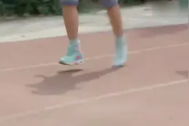 美琪的鞋子被对手踩掉了，美雪都急哭了，怎么办呢视频封面