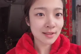 20岁美女小赵帮妈妈擦玻璃，穿上红红的睡衣，喜喜庆庆过大年视频封面
