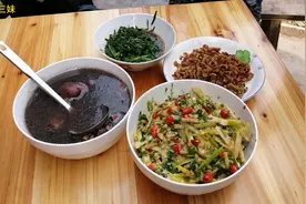 大山里漫山遍野的小笋，现采回家简单凉拌，鲜嫩脆爽超下饭视频封面