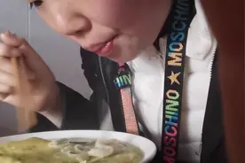 生活不易！傻妞的婶婶每天为家人无私奉献做爱心早餐暖人心脾！视频封面