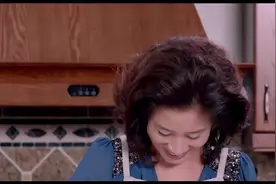 影视：徐峥头一回女婿上门，怎料表现的时候竟被鱼咬，这段笑死人视频封面