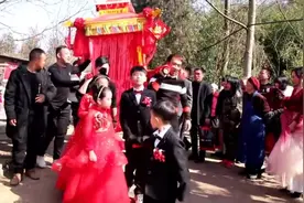 云南大哥娶二婚，多么幸福的二婚新娘，带两个娃，新郎花轿迎娶她视频封面