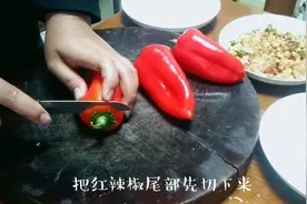 辣椒里装入鸡蛋和肉泥，放锅里炖二十分钟，肉嫩汁浓，看着流口水视频封面