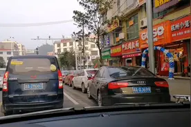 右转车道被违停车辆占据怎么办？别慌，这样处理不会被扣分罚款视频封面