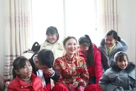 湖南一姑娘出嫁，太漂亮了，大学毕业就被一富二代看上视频封面