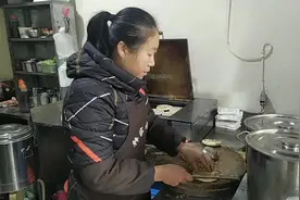 河北大姐卖的肉夹馍，是石家庄学院学生的美食，想吃先排队吧！视频封面