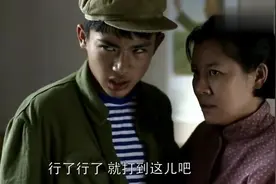 熊孩子惹祸被找上门，首长老爸怒打熊孩子，鸡毛掸子都打折了视频封面