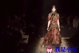 小姐姐边走边扯衣服，这动作太霸气了！视频封面