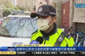 车上产妇羊水已破，沿途有近30个信号灯，交警开道15分钟送医视频封面
