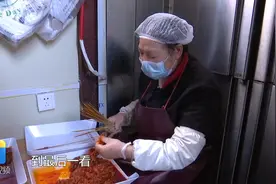 苦中作乐比手速！济南60岁大娘当穿串工，10.5小时能穿2000个串视频封面