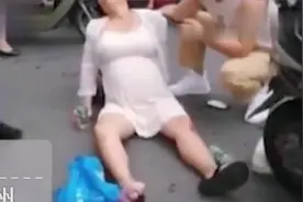 怀孕7月孕妇雨中骑车摔倒，痛苦捂肚之后一幕，令无数人感动！视频封面
