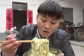 奶奶秘制几十年的“老板菜”，今天总算吃上了，泰能拌面又吃两碗视频封面