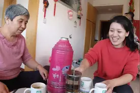娘家吃完三鲜馅饺子回婆家过年，逗比丈母娘和女婿聊天，太搞笑了视频封面
