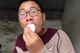 王哥试吃亲戚送的鹅蛋，吃前很好奇，吃后发现它跟鸡蛋没区别视频封面