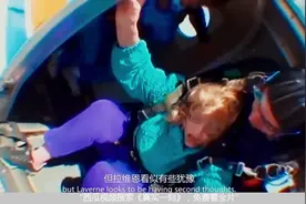 疯狂老奶奶：80岁的女子，在4000米的高空，进行她生命中首次跳伞视频封面