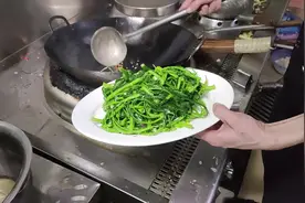 这才是大厨颠锅的正确姿势，动作流利潇洒，新手都应该学学