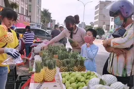 小伙挑战南宁网红“菠萝哥”卖菠萝，他能否成功？卖出多少？