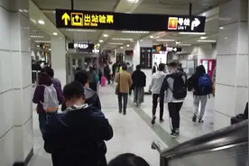 上海宝山路地铁站搭乘3号线到上海南站，看窗外夜上海视频封面