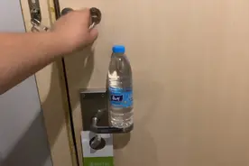 酒店电子锁不用房卡，用一张硬卡片划一下就开了，安全隐患。视频封面