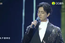 郑云龙、阿云嘎《就在这瞬间》，火力全开，歌声震撼人心！视频封面