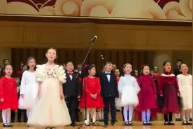 2020甜馨终于又现身，实力领唱《萤火虫》，一身公主裙太美了视频封面