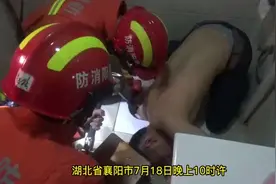 徒手便池捞异物 手臂被卡难取出图片