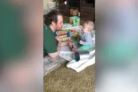 【搞笑】国外老爸是这样带娃的！视频封面