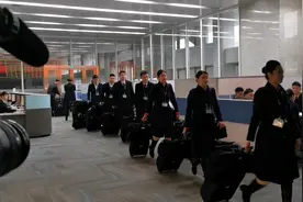 小伙参观浙江长龙航空，看下空姐的日常工作是什么样的。视频封面