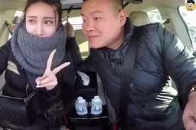 岳云鹏客串司机，第二单就接到美女顾客，被美女要求唱五环之歌！视频封面