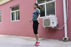 跳绳心率在140-150之间很好燃烧脂肪，跳45分钟7200个，消耗500多视频封面