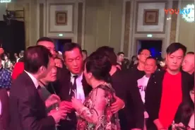 古天乐搂着向太与向华强交谈甚欢，关系非同一般哦视频封面